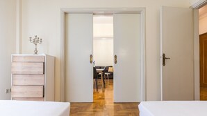 Room - Victoria Queens Paradise Apartments is centrally located, so you can easily get to know the city's fascinating tourist attractions (Athina)