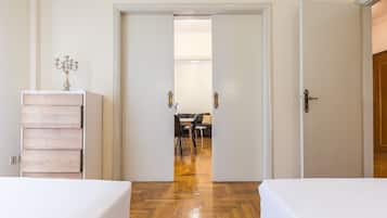4 bedrooms, iron/ironing board, WiFi, bed sheets
