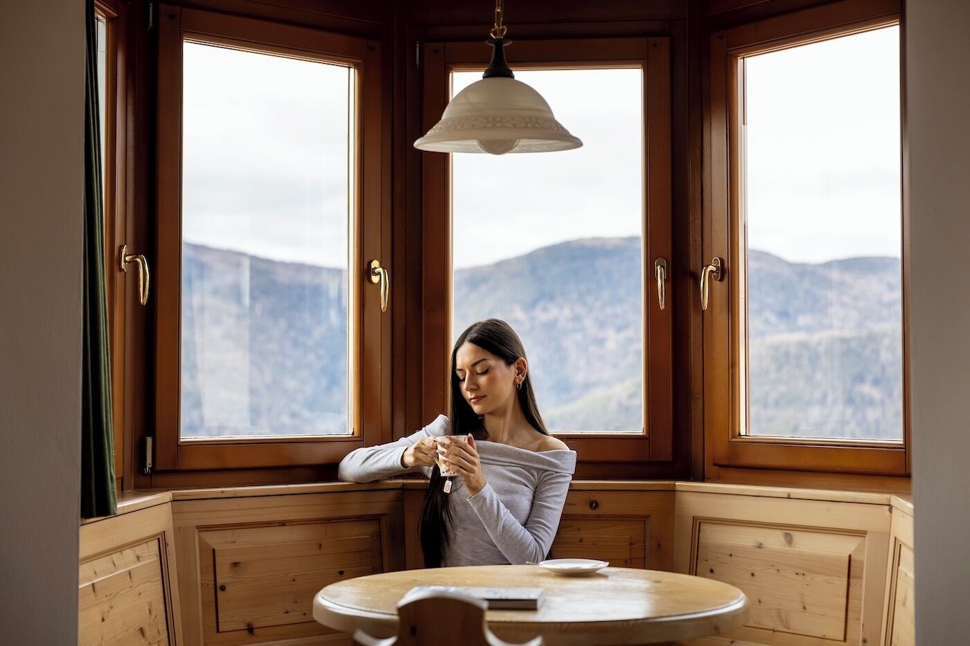 Tweepersoonskamer | Donsdekens, een kluis op de kamer, een bureau, gratis wifi