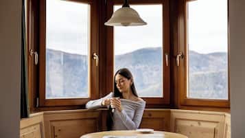 Tweepersoonskamer | Donsdekens, een kluis op de kamer, een bureau, gratis wifi