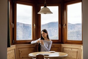 Camera doppia | Copriletto in piuma, una cassaforte in camera, una scrivania