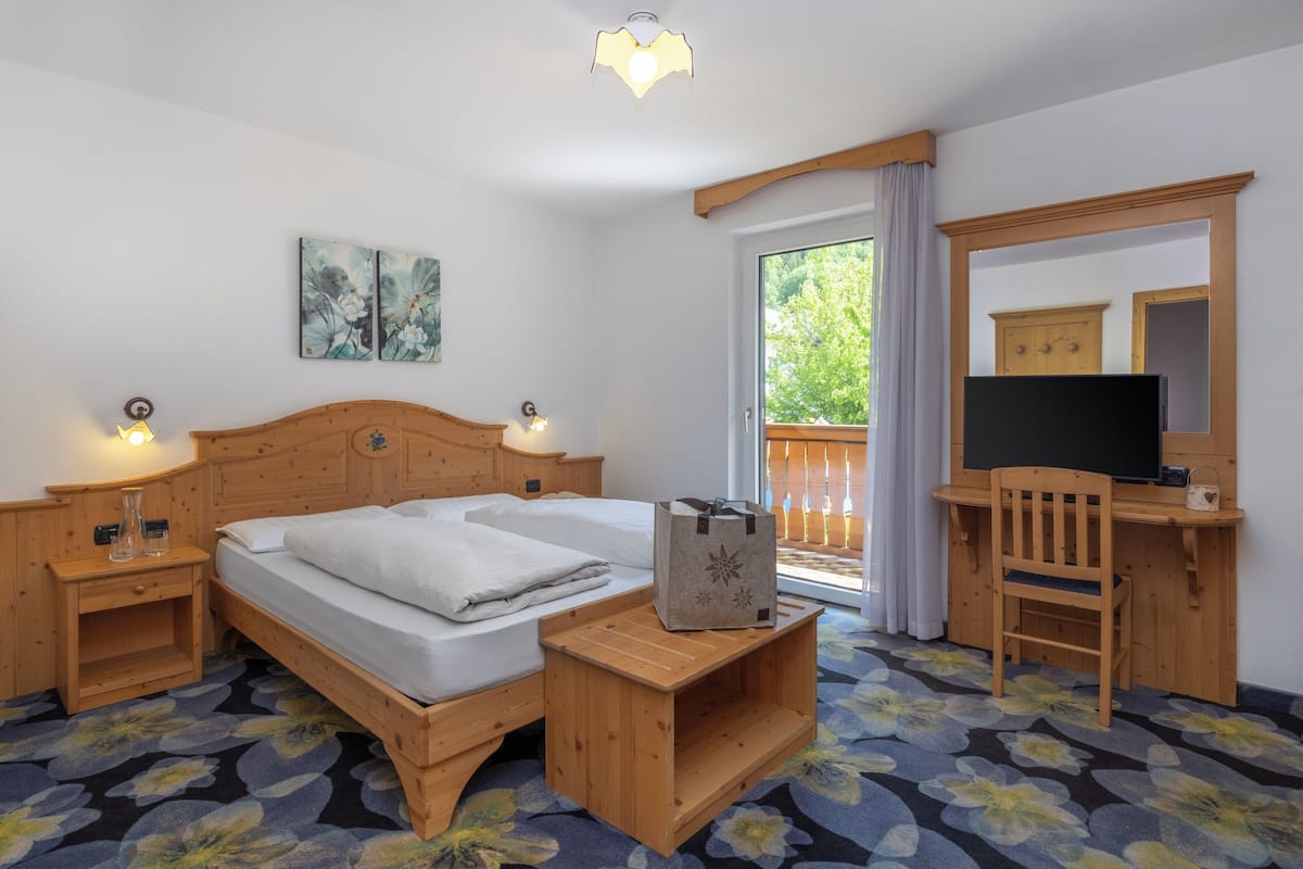 Double or Twin Room, 1 Queen Bed | Down duvets, in-room safe, desk, free WiFi