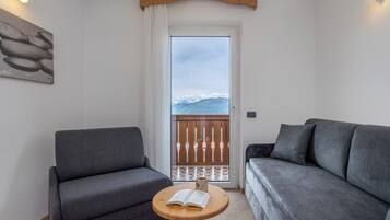 Kahden hengen panoraamahuone, 1 keskisuuri parisänky | Untuvapeitot, tallelokero huoneessa, työpöytä, ilmainen Wi-Fi