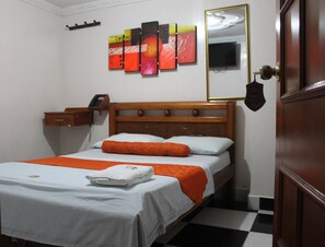 經濟雙人房, 1 張標準雙人床 | 獨特裝修、書桌、手提電腦工作空間、遮光窗簾/窗簾