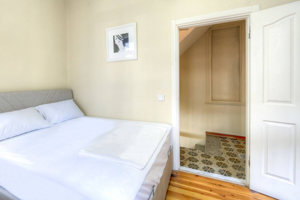 Desk, iron/ironing board, free WiFi, bed sheets