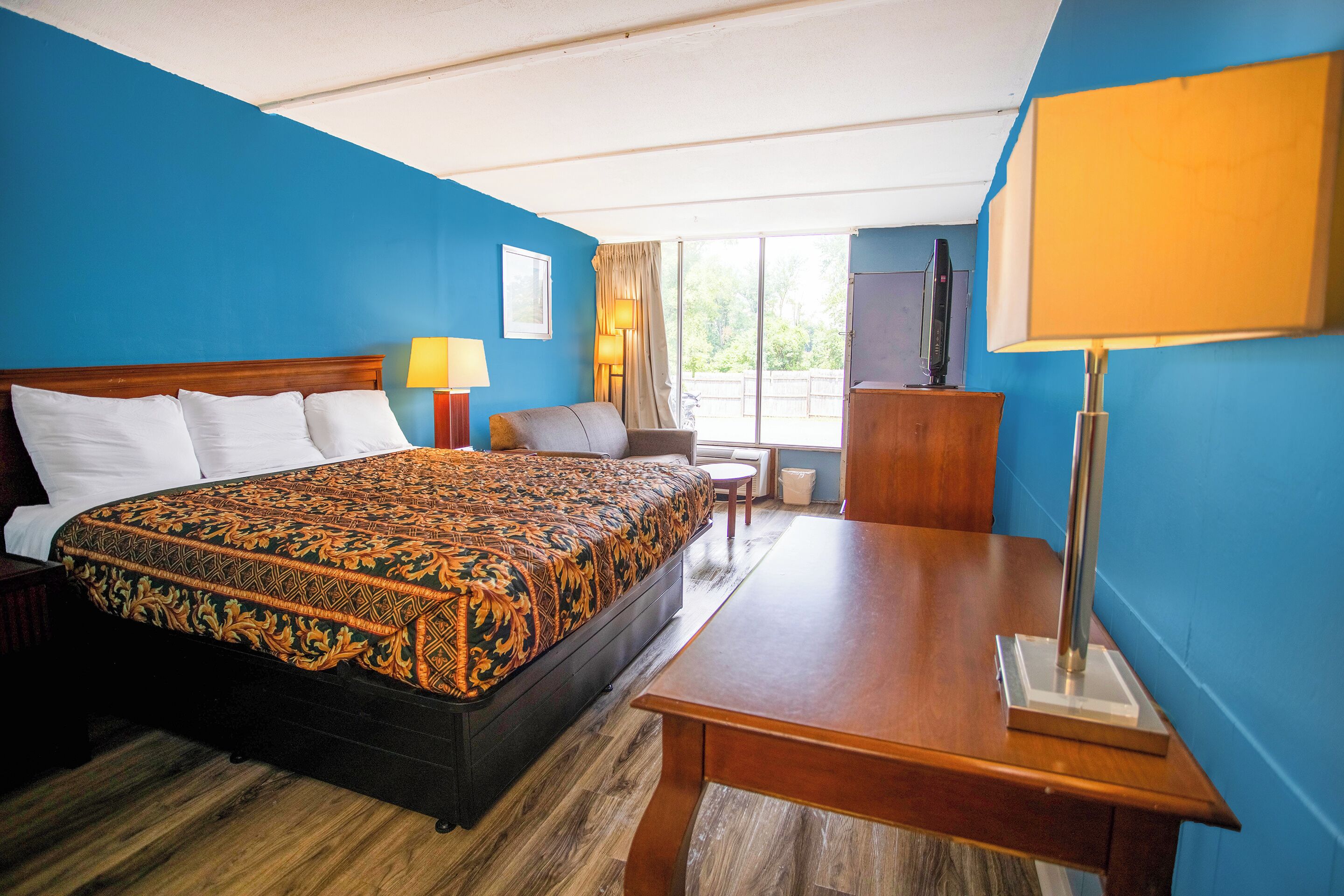 Escritorio, tabla de planchar con plancha, wifi gratis y ropa de cama