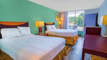 Habitación, 2 camas matrimoniales | Escritorio, tabla de planchar con plancha, wifi gratis y ropa de cama