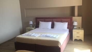 Deluxe Room | Premium bedding, in-room safe, blackout drapes, soundproofing