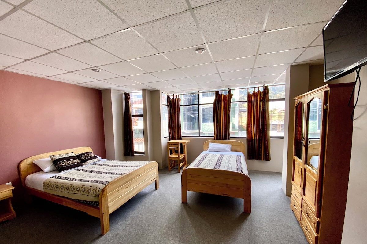 Quarto casal conforto, várias camas, cozinha, vista para a cidade | Escrivaninha, espaço de trabalho para notebook, quartos à prova de som