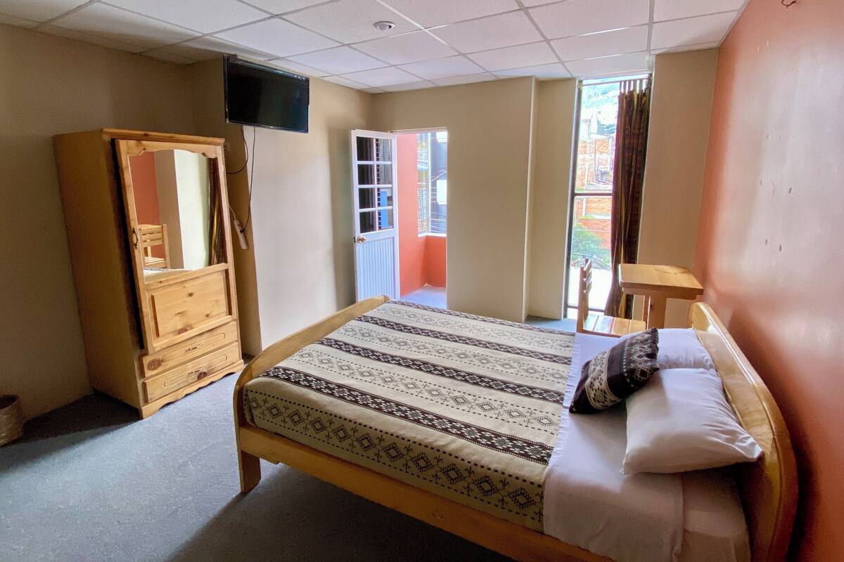 Quarto casal conforto | Escrivaninha, espaço de trabalho para notebook, quartos à prova de som