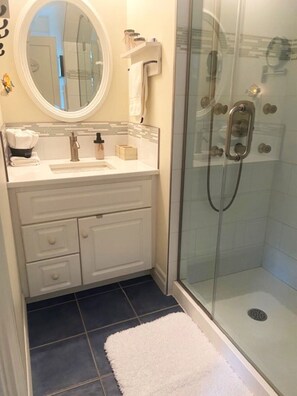 Bañera con ducha, artículos de tocador gratuitos, secador de pelo