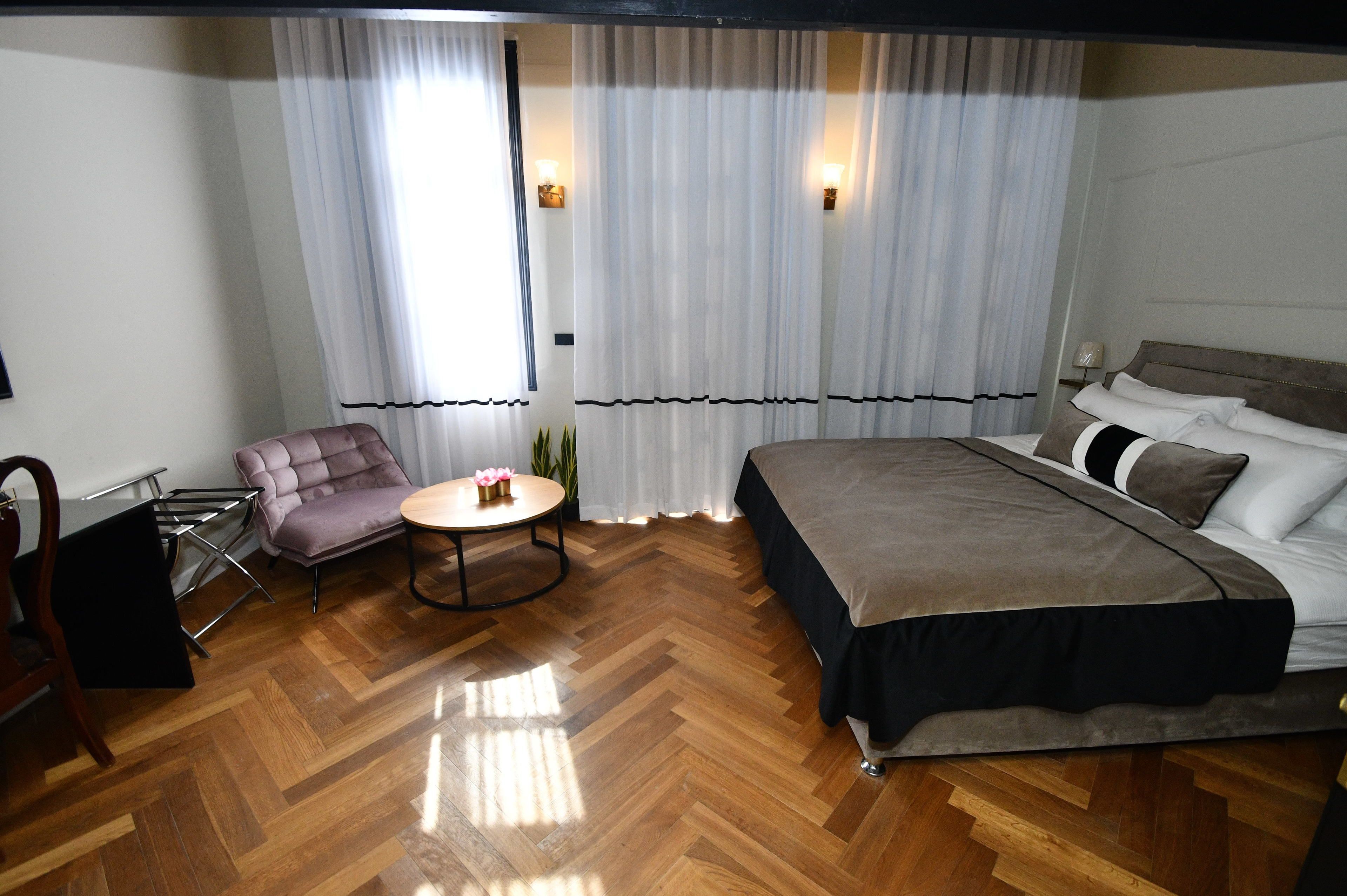 50-inch smart tv with premium tv channels, tv, netflix