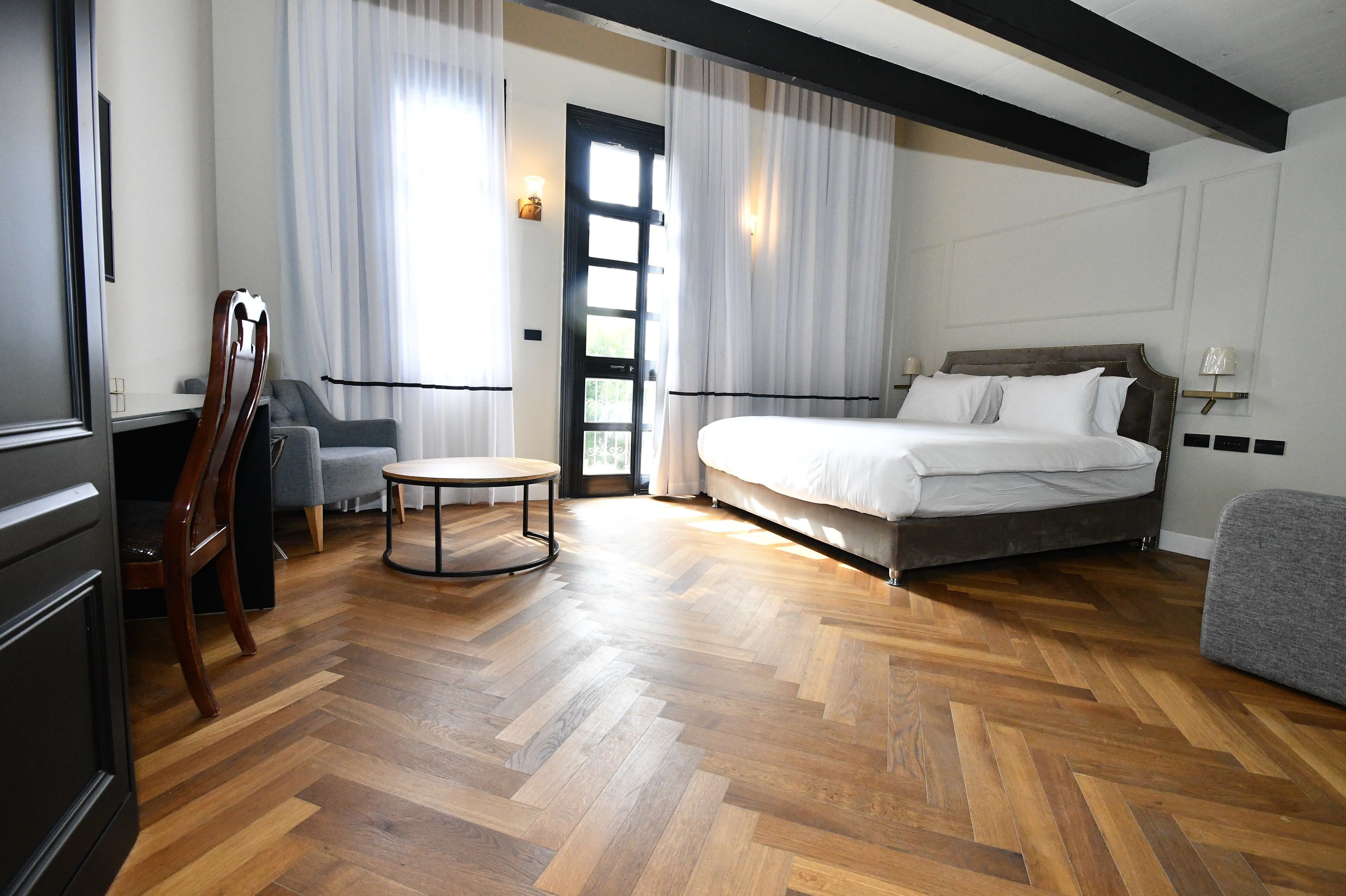 50-inch smart tv with premium tv channels, tv, netflix