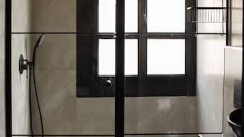 Deluxe Double Room | Bathroom shower