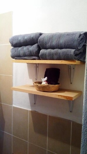 家庭公寓 | 浴室 | 淋浴設備、雨淋花灑、免費梳洗用品、風筒