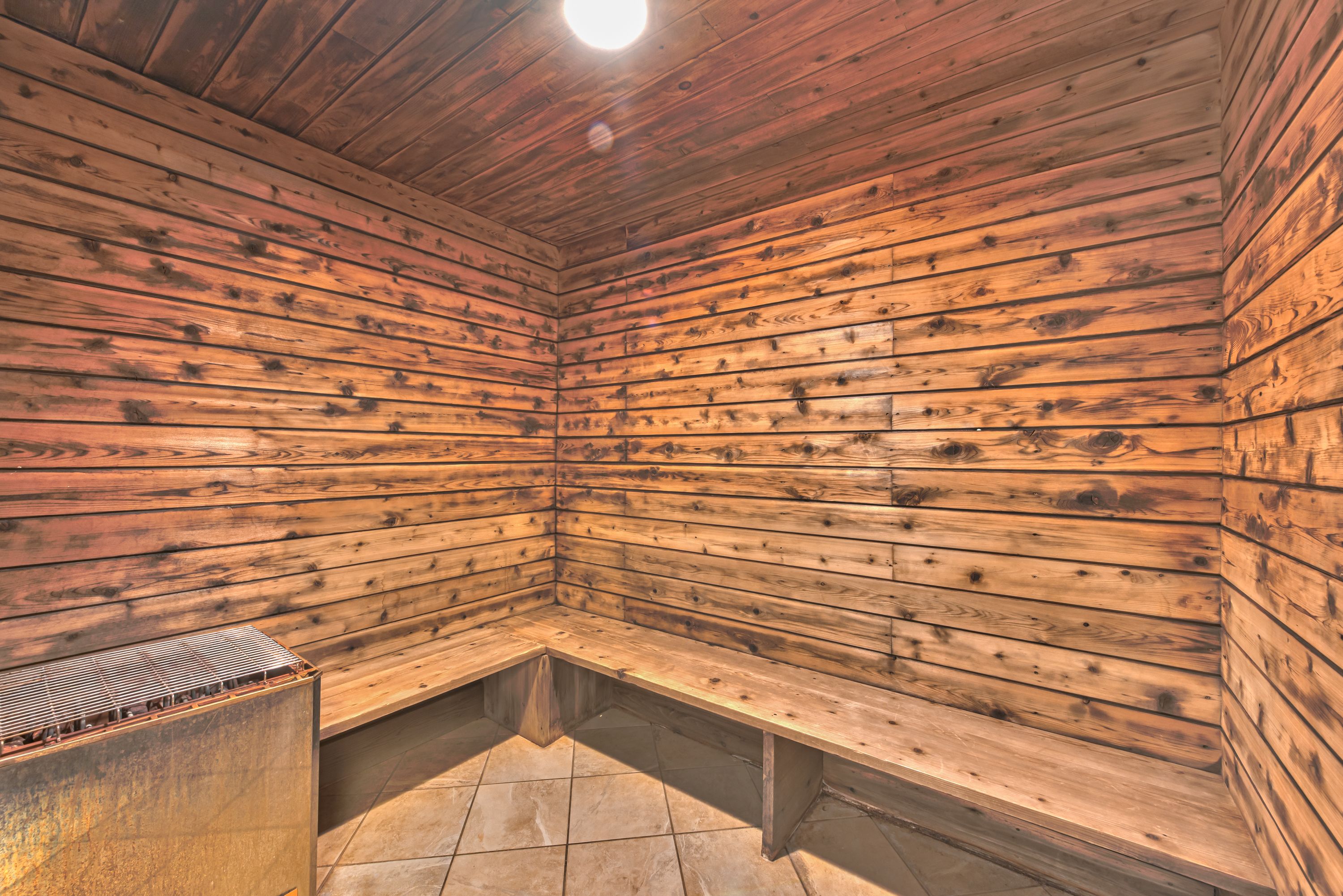 Sauna, jossa on puuseinät ja -lauteet.