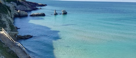 En la playa y playa de arena blanca