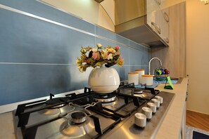 Apartemen Mewah | Dapur pribadi | Lemari es besar, microwave, oven, dan kompor