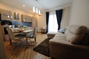 ลักซ์ชัวรี่อพาร์ทเมนท์ | บริเวณนั่งเล่น | ทีวีจอแบน, เครื่องเล่นดีวีดี, สเตอริโอ