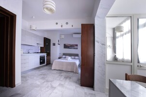 Studio | Minibar, laptop workspace, blackout curtains, free WiFi