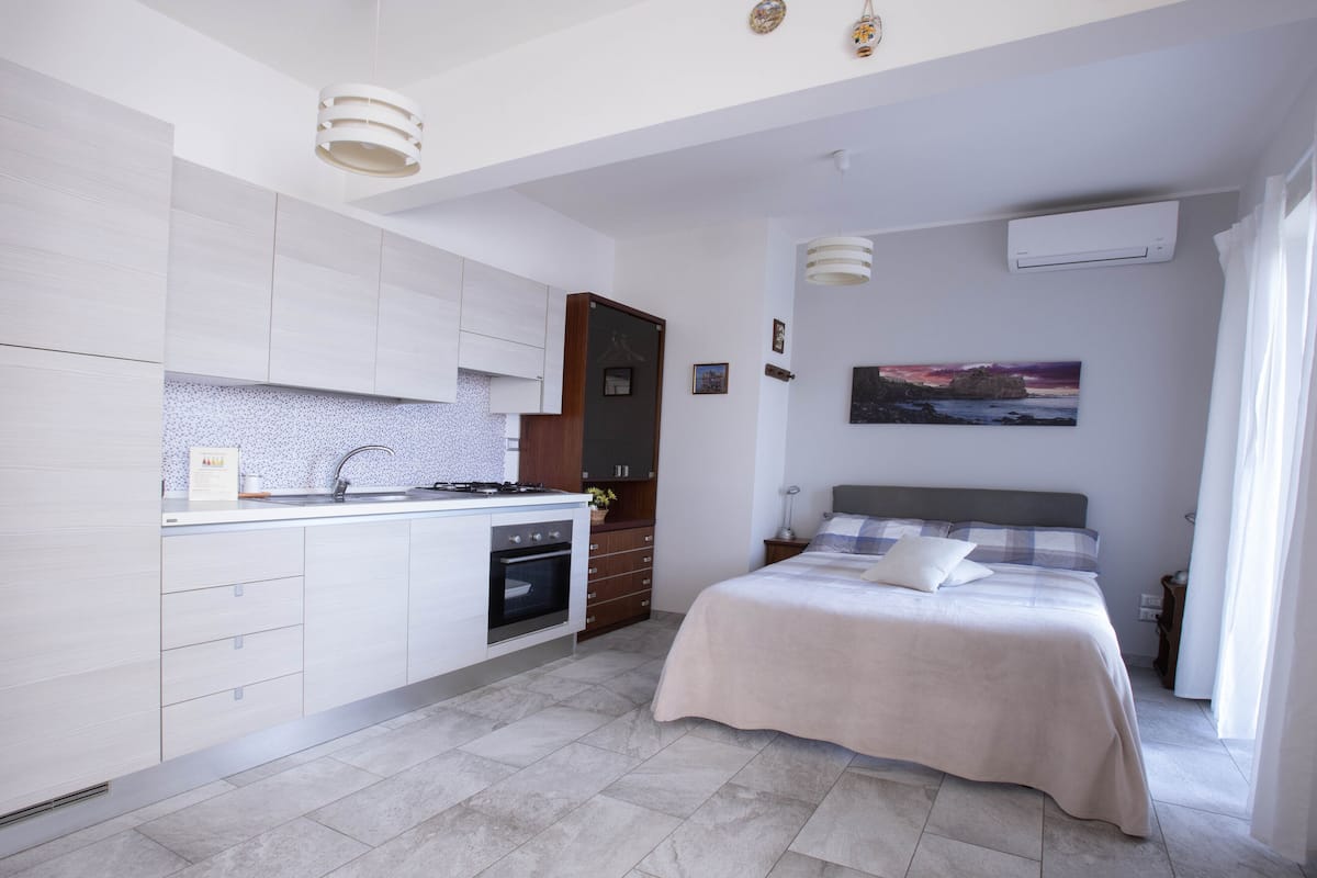 Estudio | Minibar, decoración personalizada y muebles diferentes