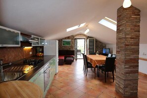 Frigorífico, horno, placa de cocina y lavavajillas