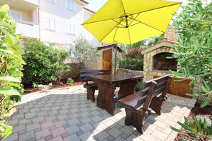 Outdoor dining - Apartment Rinkovec (35525-A1) (Klimno - island Krk)