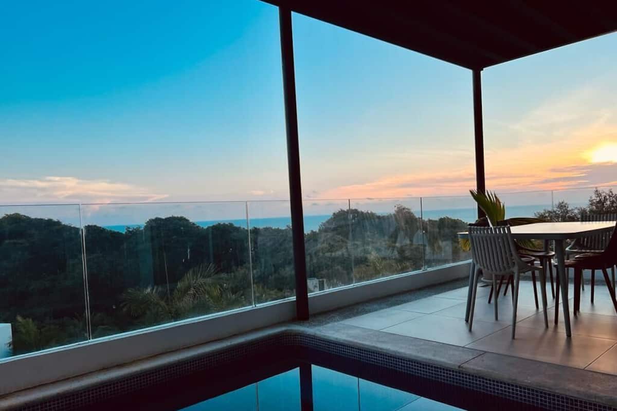 Una piscina interior moderna con vistas despejadas del paisaje circundante.
