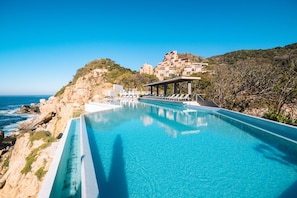 4 outdoor pools