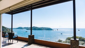 Ein Balkon mit freiem Blick auf das Meer und entfernte Inseln.