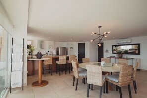 Deluxe Apartment, 3 Bedrooms, Sea View | Dining room