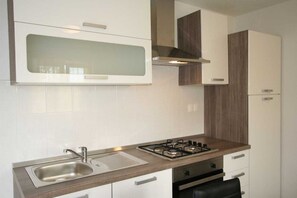 Kühlschrank, Wasserkocher mit Kaffee-/Teezubehör