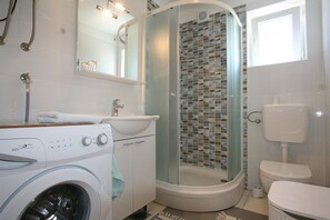 Douche, serviettes fournies