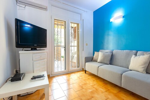 Charming townhouse for rent in Roses, Costa Brava! Ideal for 5 people, 1000m from the beach. With garden, terrace and amenities.