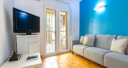 Charming townhouse for rent in Roses, Costa Brava! Ideal for 5 people, 1000m from the beach. With garden, terrace and amenities.
