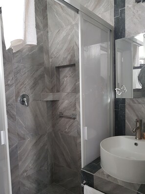 Habitación estándar | Baño | Regadera, amenidades de baño gratuitas, secadora de cabello, toallas 
