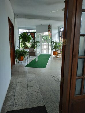 Interior entrance - Hotel Portal de Flandes (Flandes)
