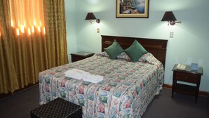 Habitación doble, 1 cama de matrimonio | Caja fuerte, cortinas opacas, tabla de planchar con plancha