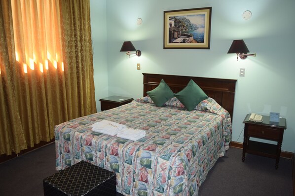 Double Room, 1 Katil Ratu (Queen) | Peti besi dalam bilik, langsir/tirai gelap terus