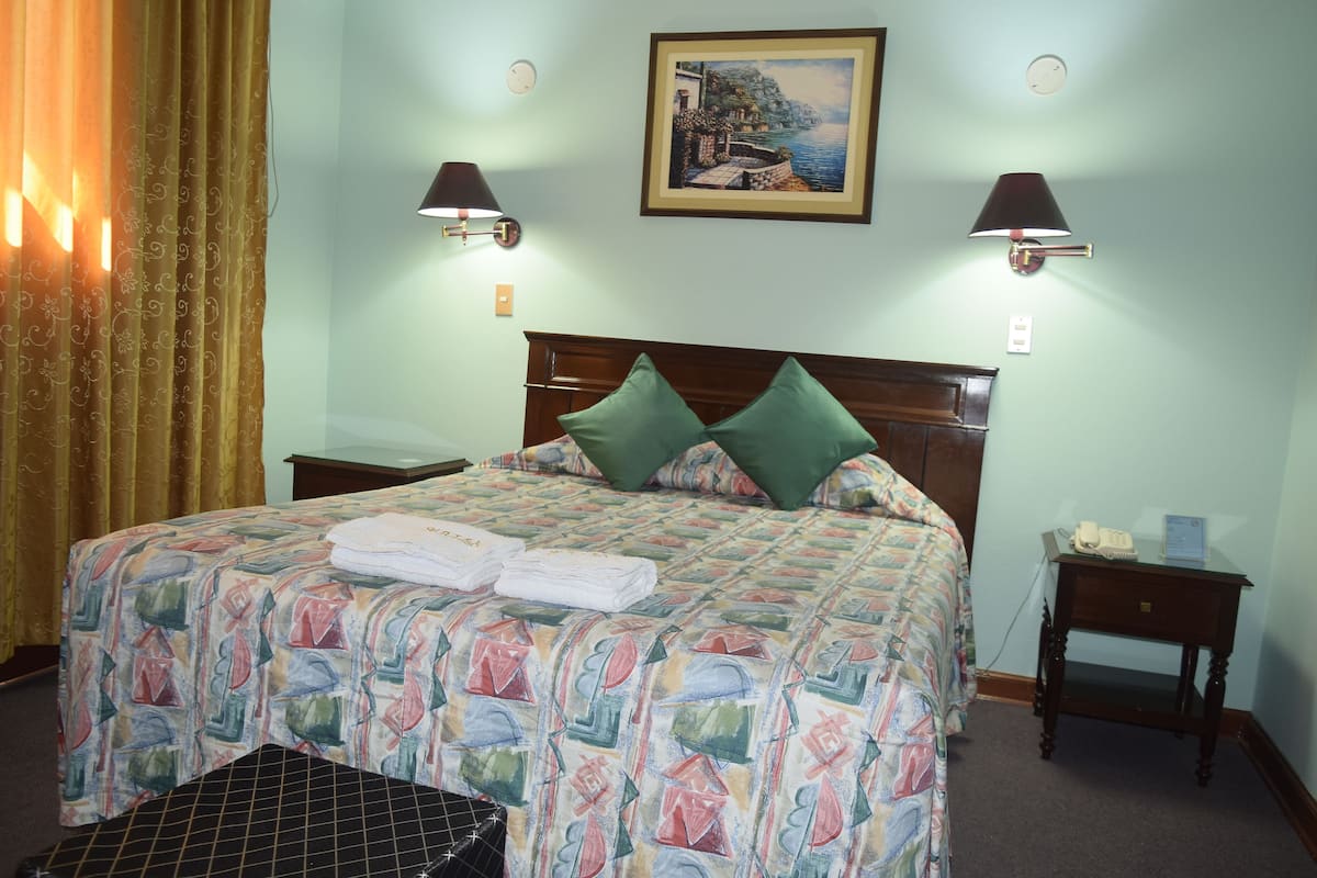 Double Room, 1 Queen Bed | In-room safe, blackout drapes, iron/ironing board, free WiFi