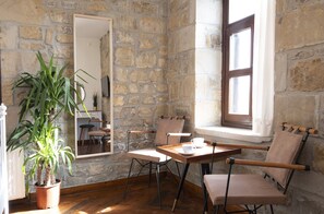 Habitación doble estándar, vista al jardín | 1 habitación, ropa de cama de alta calidad, minibar y escritorio 