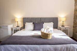 Standard Triple Room | 1 bedroom, premium bedding, minibar, desk - Salkım Butik Otel (Gökçeada)