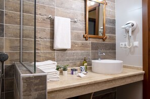 Chambre Double Standard, vue jardin | Salle de bain