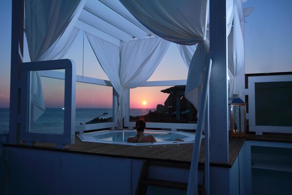 Suite Junior, 1 grand lit, piscine privée, vue mer (Armony)