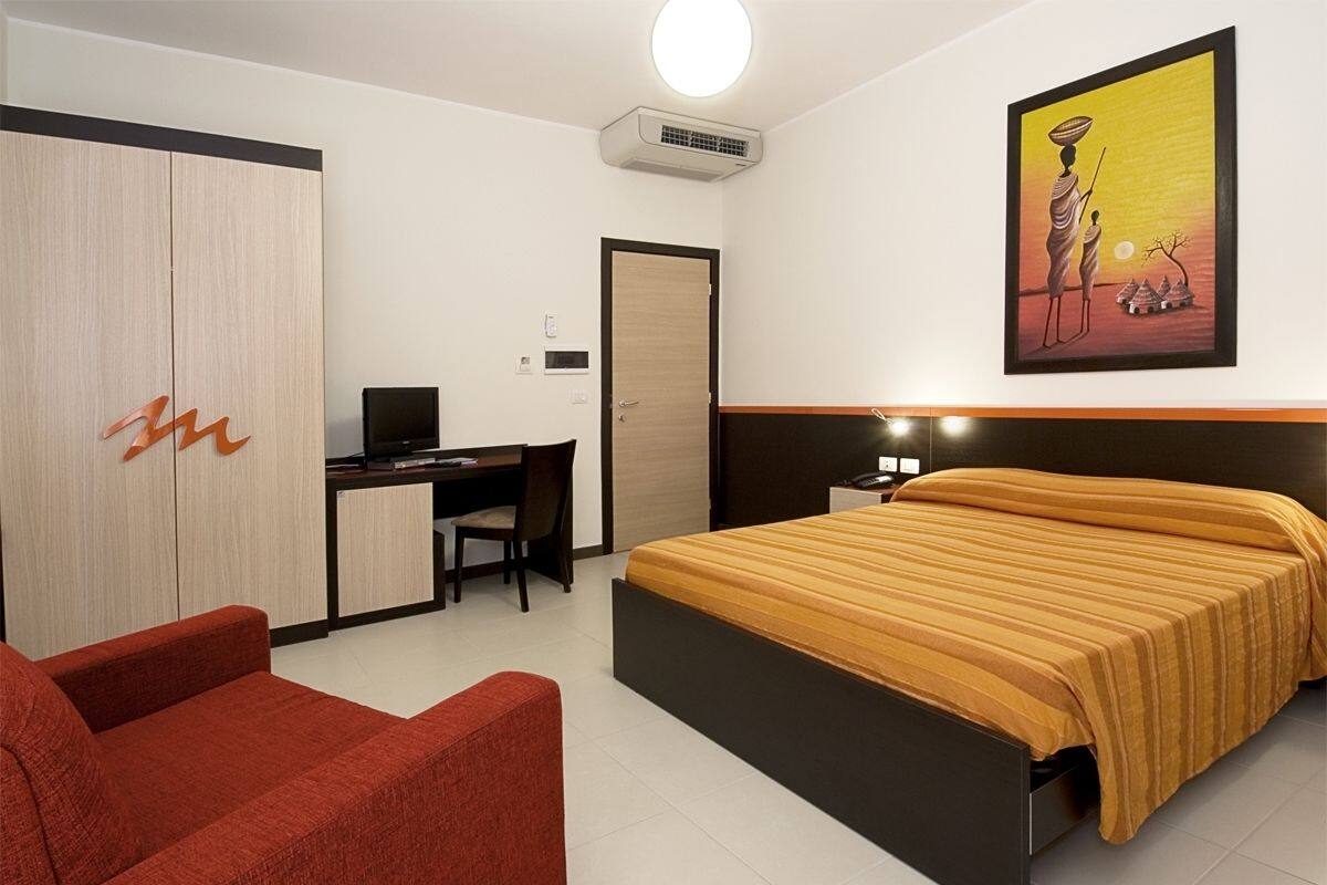 Minibar, in-room safe, desk, cribs (free)