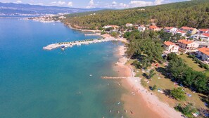Una spiaggia nelle vicinanze