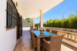 Outdoor dining