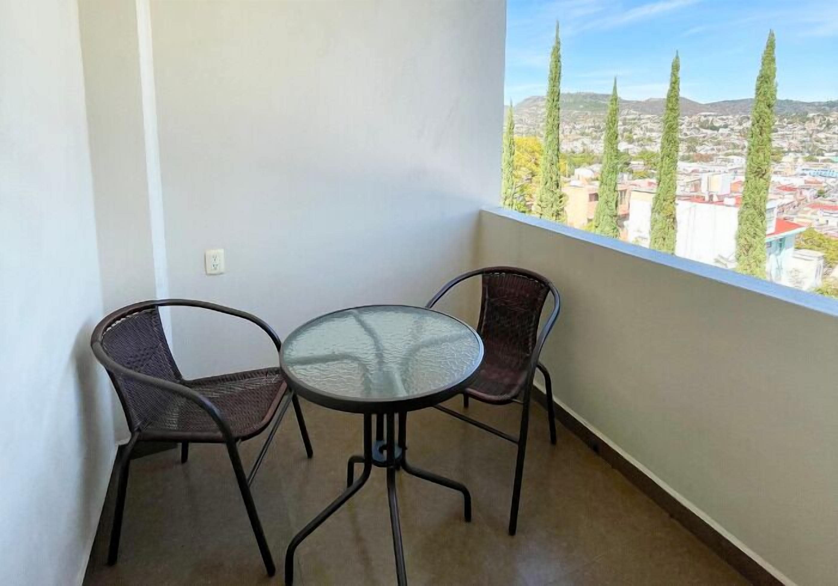 Habitación doble | Caja de seguridad en la habitación y escritorio 