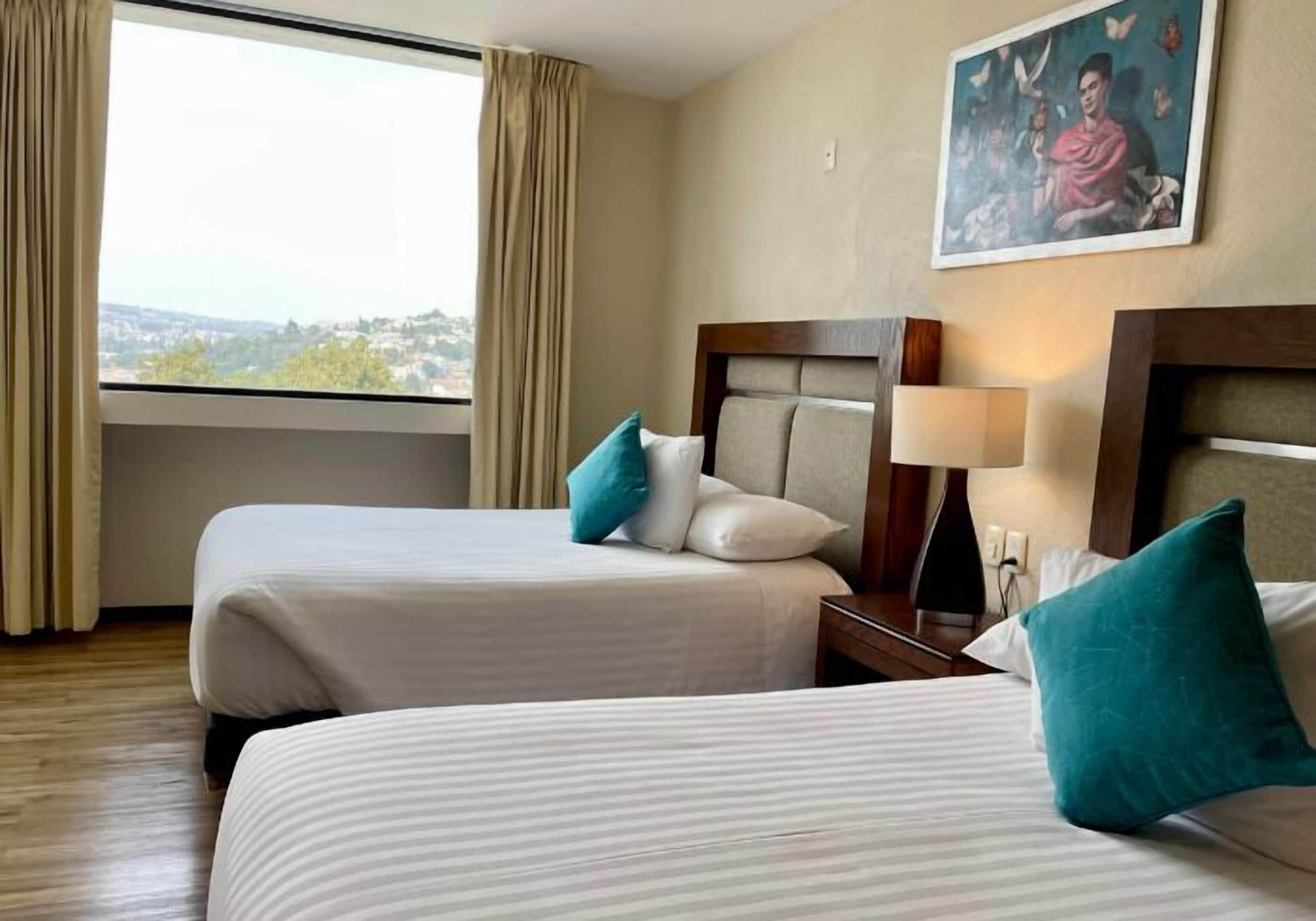 Habitación doble | Caja de seguridad en la habitación y escritorio 