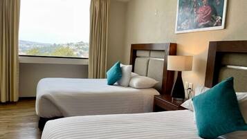 Quarto casal | Cofres nos quartos, escrivaninha, espaço de trabalho para notebook